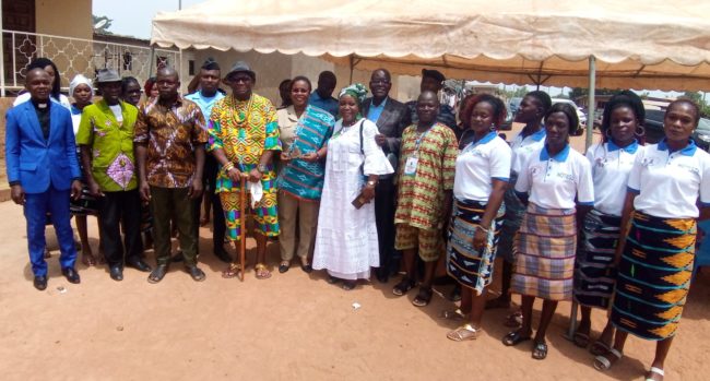 ti-bissou-le-sous-pr-fet-en-visite-de-travail-chez-nanan-boni